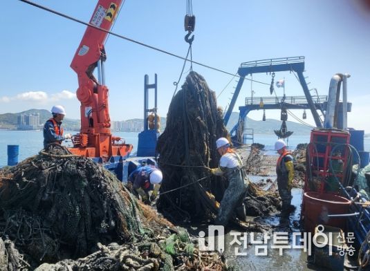 여수시가 올해 10월 말 기준 가막만 해역의 침적 해양폐기물 2,856톤을 수거하는 등 가막막 청정어장 재생사업이 순조롭게 추진 중이라고 밝혔다.