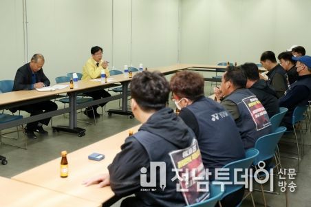 대유위니아 사태 대응을 위해 지난달 30일 회사를 찾아 노사 관계자들과 간담회를 갖는 박병규 광산구청장