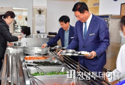 8일 김한종 장성군수가 전남 최초로 도입된 안평쌀로 지은 밥을 시식하고 있다