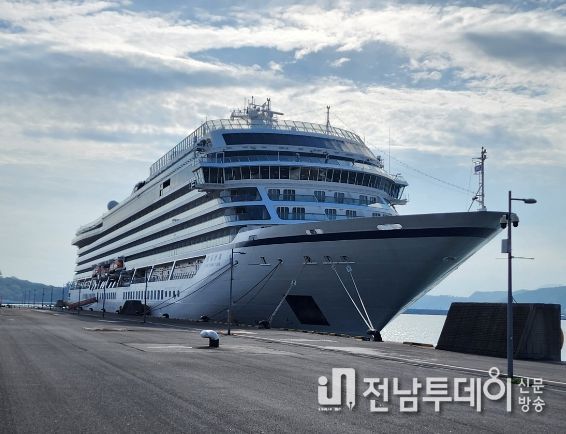 여수엑스포크루즈터미널에 10일 오전 중국발 크루즈선 ‘자오상이둔’호가 입항했다.