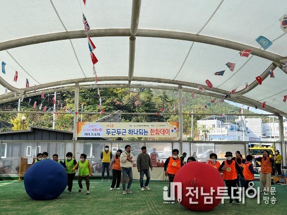 여수시 소라종합사회복지관은 지난 9일 한화솔루션(주)와 함께 시니어 체육대회 ‘두근두근 하나되는 한화데이’를 개최했다.