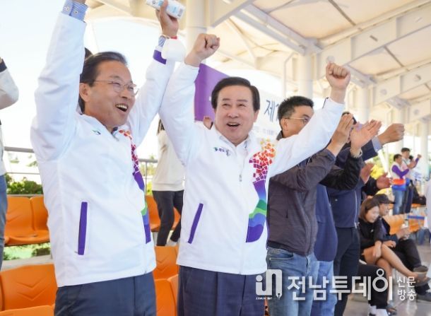 1. 박홍률 목포시장이 경기장을 찾아 선수들을 격려하고 환호하고 있다. / 목포시 제공