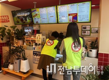 합동점검반이 금연 구역을 점검하는 모습