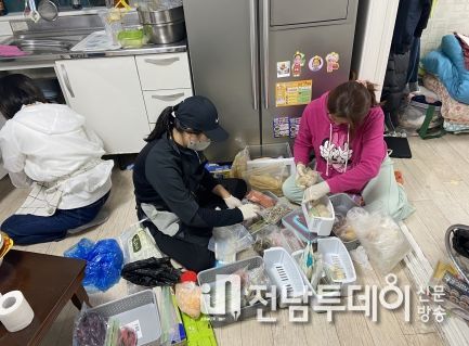 냉장고 정리 모습.