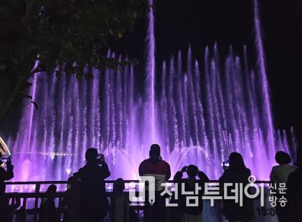 오케스트라 공연 장면(캣츠)