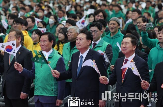 11월 12일 윤석열 대통령은 2023 전국새마을지도자대회 '청년의 약속 선포식'에 참석했다.