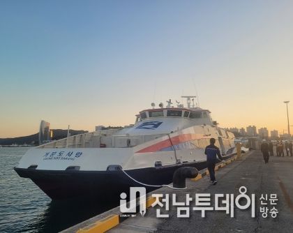 여수시는 여수~거문 항로 예비 여객선인 ‘거문도사랑호’가 13일 첫 운항에 돌입했다고 밝혔다.