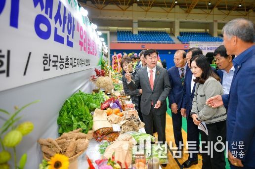 여수시가 지난 10일 진남실내체육관에서 개최한 제20회 여수시 농업인학습단체 한마음대회 행사에 농업인 등 800여 명이 참여하며 성황리에 마쳤다.