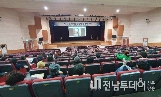 여수시가 지난 10일 여수문화홀에서 건전한 문화산업 조성을 위해 노래연습장업 관계자 120여 명을 대상으로 법령 및 준수사항 등에 대해 교육했다.