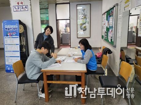 여수시 둔덕동이 지난 9일 전남대학교 여수캠퍼스 대학생을 대상으로 ‘찾아가는 전입신고 이동민원실’을 운영해 큰 호응을 얻었다.