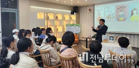 서구 청소년들 「훌훌」 문경민 작가와 만남의 시간