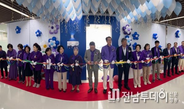 지난 31일 공동육아나눔터 개소식에서 박우량 신안군수와 관계자들이 기념 촬영을 하고 있다.