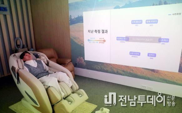 13일 오후 시청 1층 시민대화방 옆에 자리한 ’스트레스 샤워실‘에서 시민이 체험을 하고 있다. / 광주광역시 제공