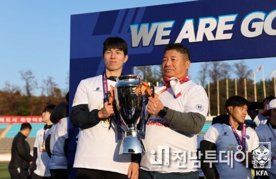 11일 평창과의 리그 최종전 이후 열린 시상식에서 우승 트로피를 들고 기념촬영하고 있는 한창구(왼쪽).