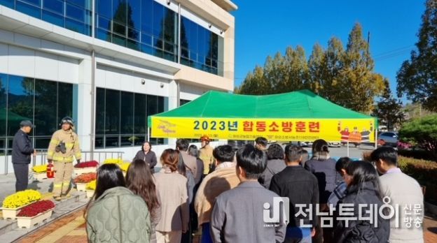 능주 119안전센터 합동 소방 훈련 강평 : 합동 소방 훈련 종료 후 최영재 소방위에게 강평을 듣고 있는 모습