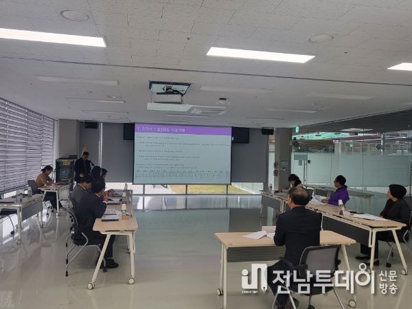 14일 신안군 드림스타트 운영위원회에서 2023년 드림스타트 사업 추진 경과 보고를 하고 있다.