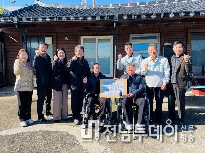 여수시 율촌면에 소재한 상상인인더스트리가 지난 14일 율촌면에 거주하는 거동이 불편한 고령의 장애인 2명에게 수동 맞춤 휠체어와 전동키트를 기부했다.