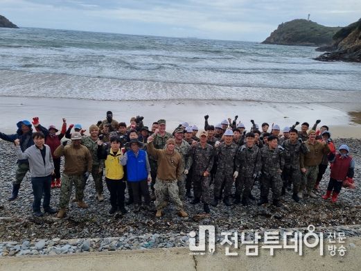 여수시 삼산면은 지난 6일과 9일 해군부대와 지역주민 등과 함께 이금포 피서지에서 해양 생태계와 경관 보전을 위한 해양환경정화 활동을 펼쳤다.