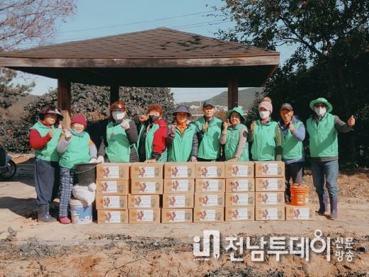 여수시 여천동 새마을협의회는 지난 14일 화장동 「새마을 사랑의 텃밭」에서 직접 재배한 ‘꿀고구마 나눔행사’를 펼쳤다.