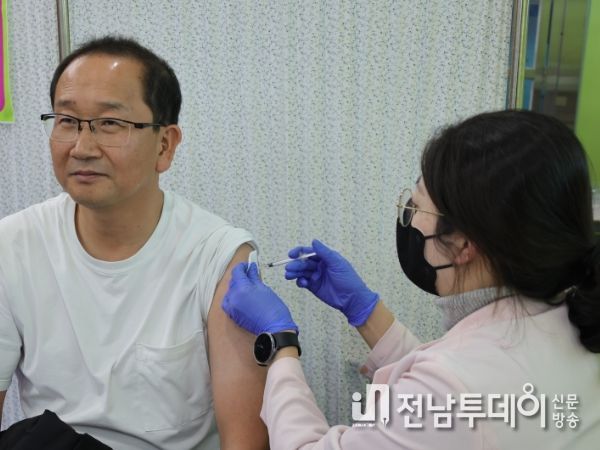 강병삼 제주시장, 코로나19-인플루엔자(독감) 백신 릴레이 접종 동참
