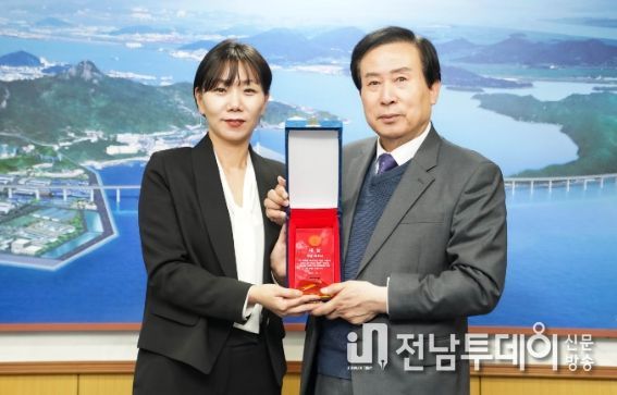 목포시가 SRT매거진 주관의 ‘2023 SRT 어워드’ 에서 대상을 수상했다. / 왼쪽–이선정 SRT매거진 본부장, 오른쪽-박홍률 목포시장 / 목포시 제공