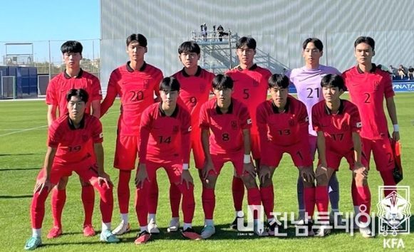 포르투갈 U-17 대표팀과의 스페인 전지훈련 1차전에 나선 U-16 대표팀의 모습.