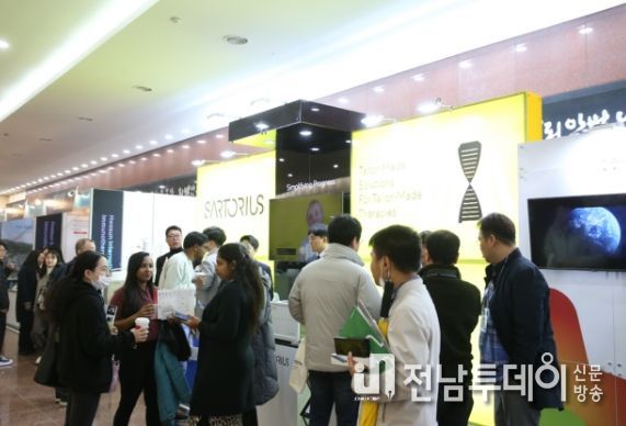 포럼 개막식 단체 기념사진.