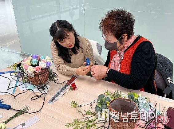 11월 16일 2023 멘토링 프로그램 수료식에서 서로에게 선물할 꽃바구니를 만들고 있다.