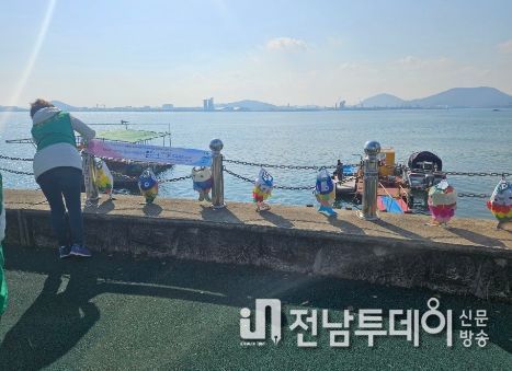 목포시가 폐현수막을 활용해 큰 물고기 자루를 제작해 청결활동을 진행했다. / 목포시 제공