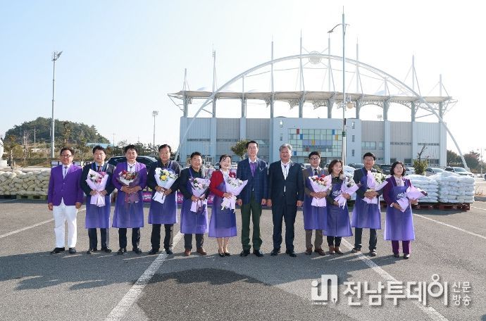 지난 15일 사랑의 김장 나누기 후원 물품 전달식에서 후원 물품 기부자들과 기념 촬영을 하고 있다.