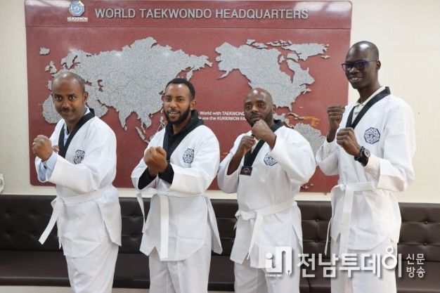 1. 11월17일 국기원을 방문한 외신기자들. 남아공, 에디오피아 등에서 한국을 취재하기 위해 방한, 이날 국기원을 찾았다.