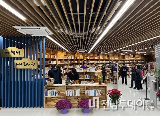 지역 주민들이 1004 책방을 이용하고 있다.