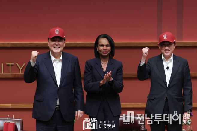 11월 17일 윤석열 대통령은 스탠포드대 한일 정상 좌담회에 참석했다.
