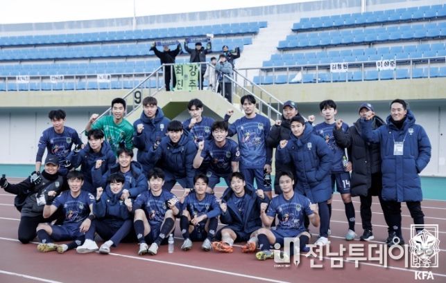 18일 열린 승격 플레이오프에서 승리한 진주시민축구단 선수단의 모습.