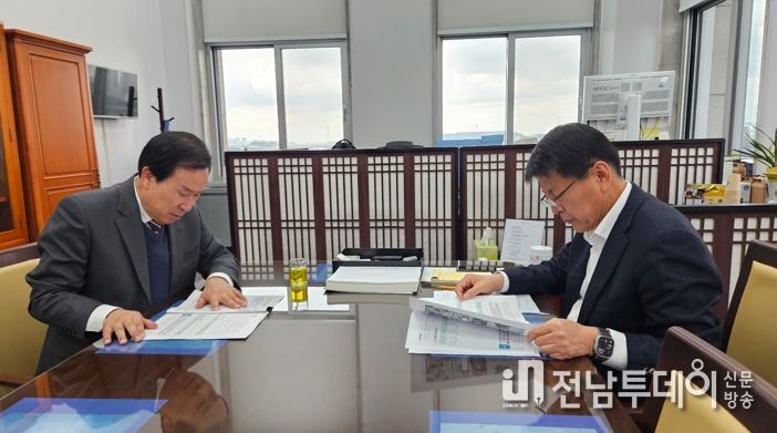 박홍률 목포시장이 서삼석 예결위원장을 만나 현안사업에 대한 국비 지원을 건의했다.