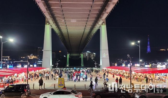 여수시가 대표 관광콘텐츠인 낭만포차를 새롭게 이끌어갈 제8기 운영자를 모집한다.