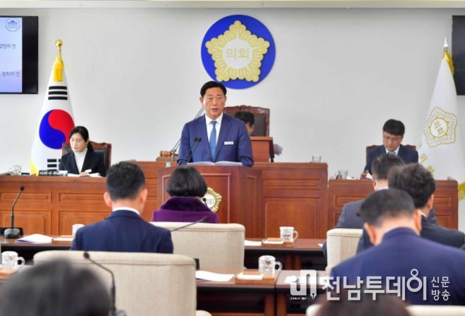 20일 의회 시정연설 중인 김한종 장성군수