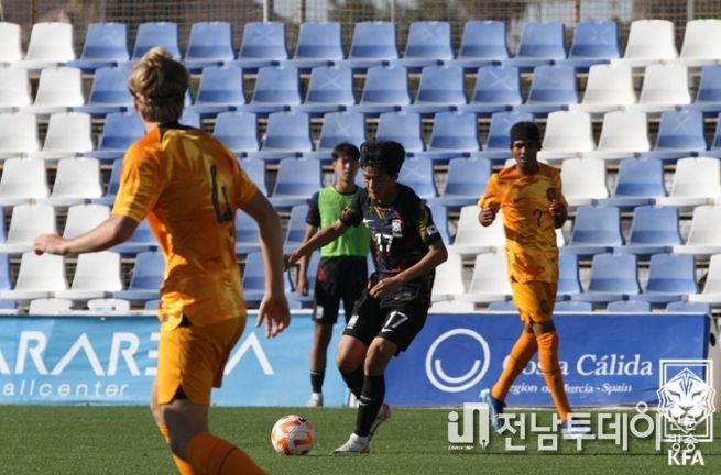 U-16 대표팀이 스페인 무르시아 전지훈련에서 네덜란드 U-16 대표팀과 경기를 가졌다. 사진은 이윤환이 슈팅을 시도하는 모습.