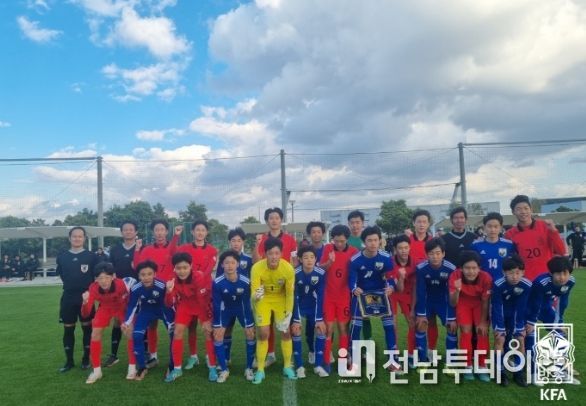 17일 일본 오사카에서 열린 한일교류전 2차전을 마친 후 양국 선수단이 함께 기념촬영하고 있다.