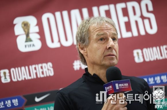 지난 16일 싱가포르와의 경기 전 사전 인터뷰에 임하고 있는 클린스만 감독의 모습.