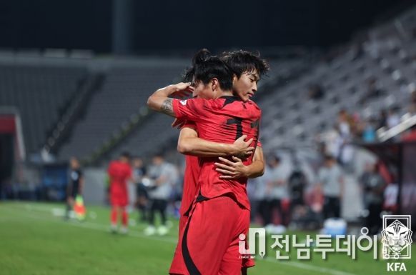 지난 9월 AFC U-23 아시안컵 예선 미얀마와의 경기에서 전병관이 득점 후 정상빈(등번호 11)과 기쁨을 나누고 있다.