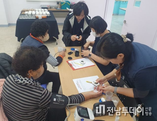 혈압, 당뇨 등 기초 검사 장면