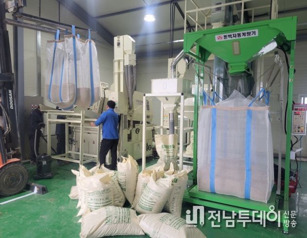 농업인이 농기계임대사업소에서 1톤들이 콩 정선기를 이용하여 정선 작업을 하는 모습.