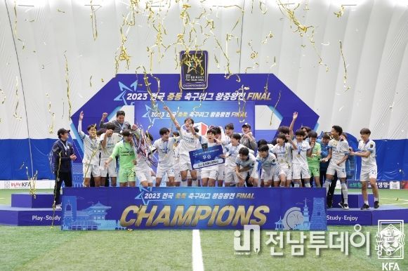 우승컵을 들어올리는 수원삼성U15.