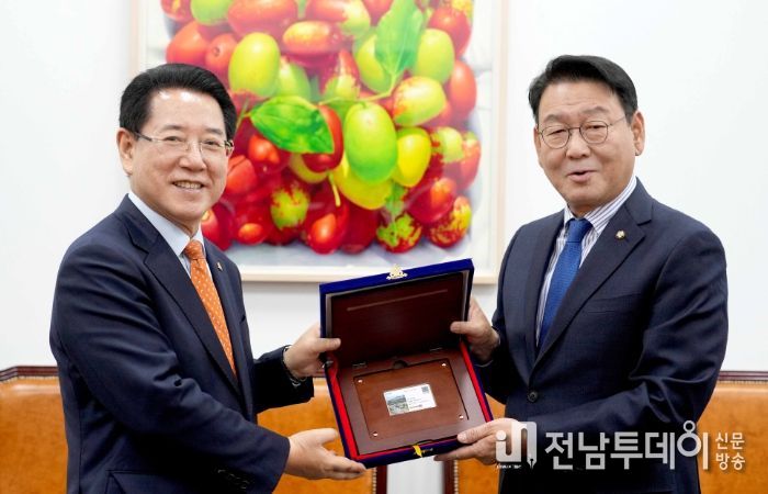 김영록 전라남도지사가 22일 오후 국회에서 김교흥 행정안전위원장에게 명예도민패·도민증을 수여하고 있다.
