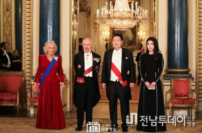 11월 21일 윤석열 대통령 부부는 찰스 3세 국왕이 주최한 국빈 만찬에 참석했다.