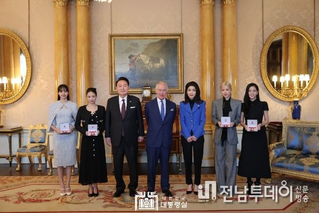 11월 22일 윤석열 대통령 부부는 문화 예술인 격려 행사에 참석했다.