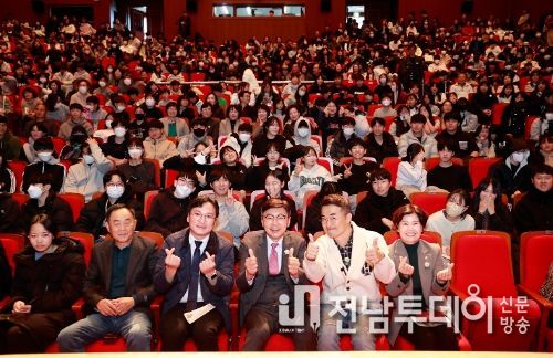 보성군, ‘큰별샘 최태성 한국사 강사’초청 자치포럼 성료_자치포럼 현장 단체사진