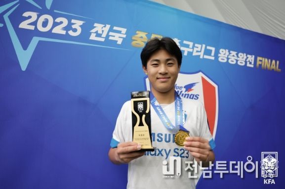 안주완이 왕중왕전 득점왕 트로피와 우승 메달을 들어보이며 활짝 웃고 있다.