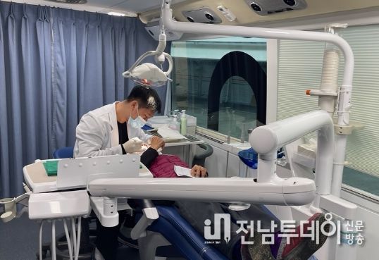 ‘전남 건강 버스‘에서 구강검진을 받는 모습